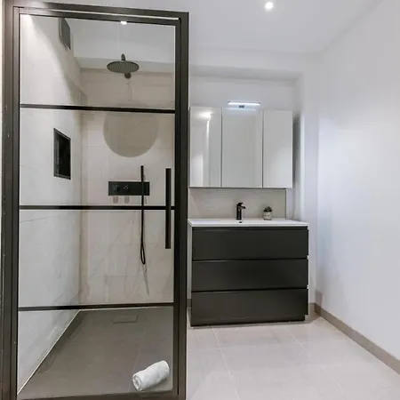 Ilo - Met 2 Slaapkamers Appartement *